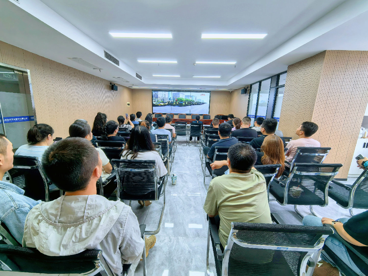 億誠(chéng)管理組織員工觀(guān)看抗戰(zhàn)勝利80周年閱兵儀式直播