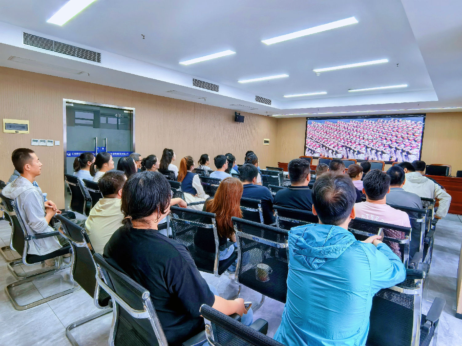 億誠(chéng)管理組織員工觀(guān)看抗戰(zhàn)勝利80周年閱兵儀式直播
